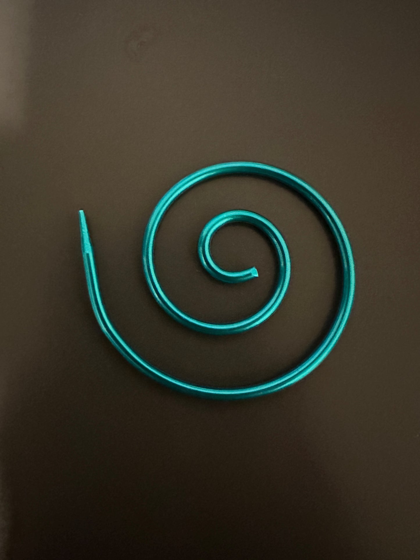 Spiral cable knitting needle