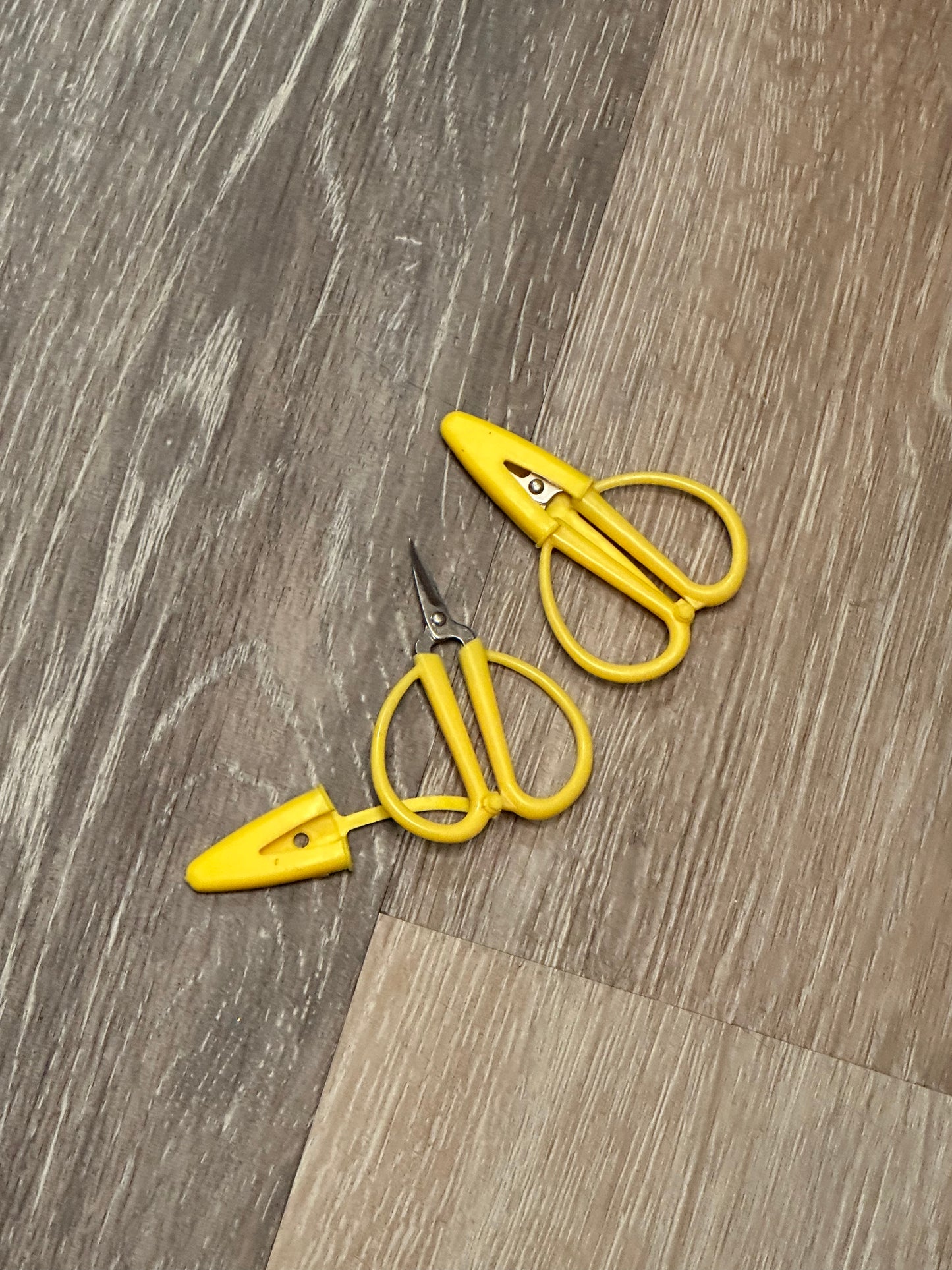 Tiny scissors with silicone cover