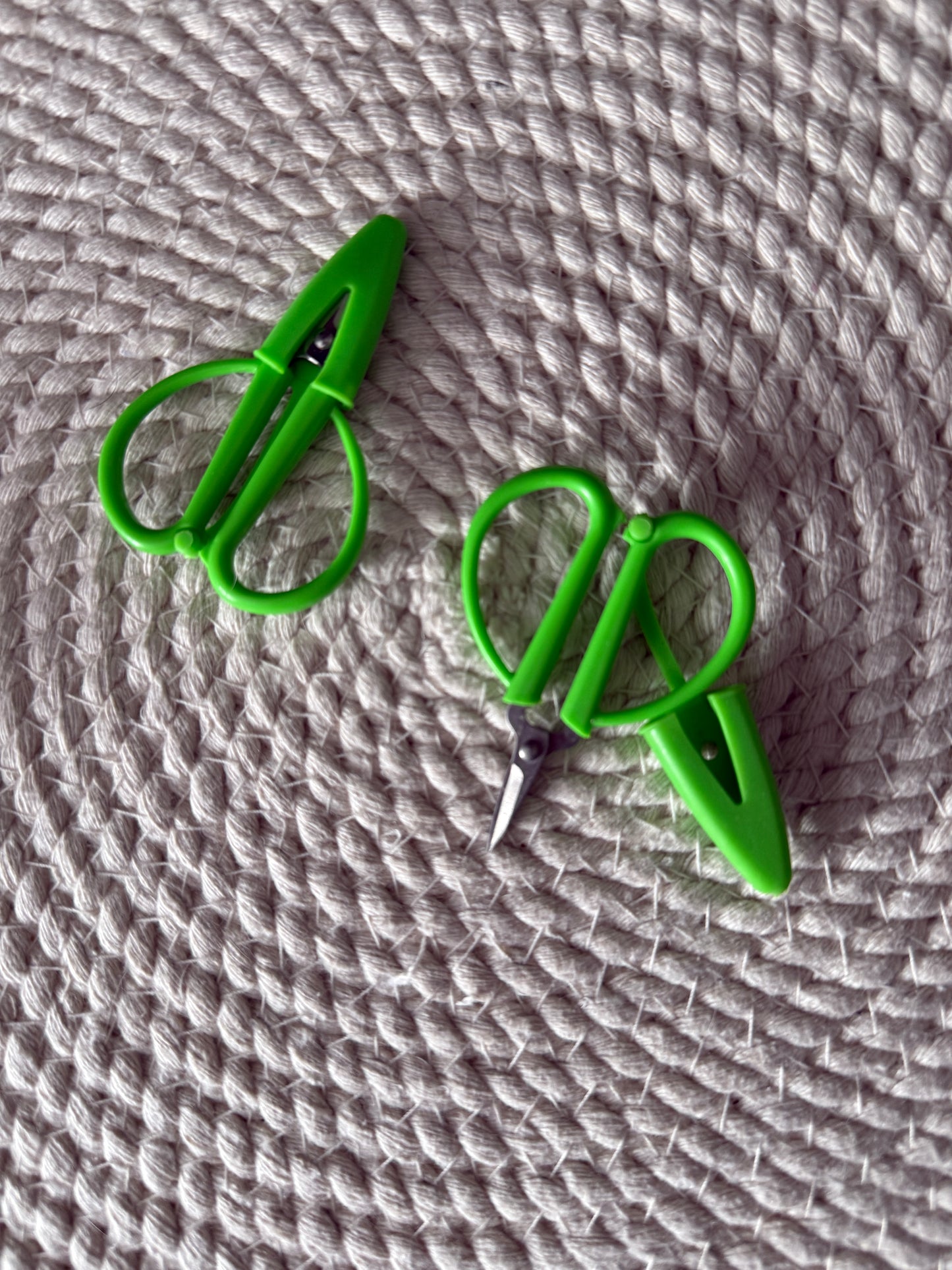 Tiny scissors with silicone cover
