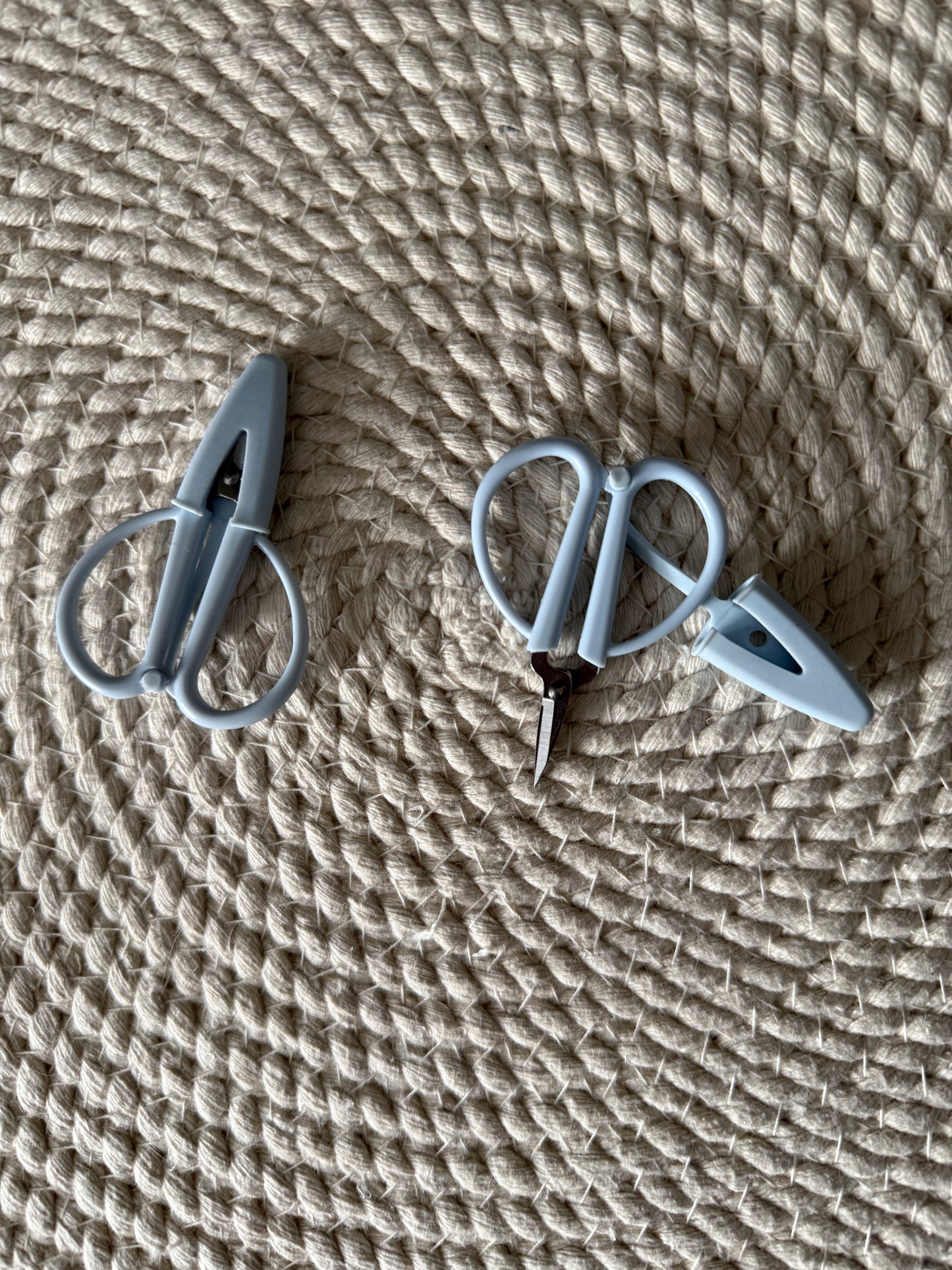 Tiny scissors with silicone cover